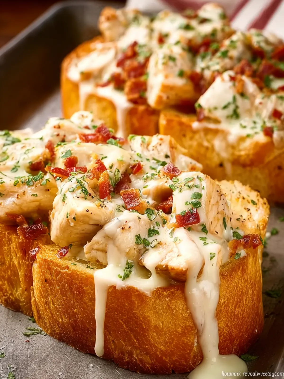 Chicken Alfredo Texas Toast: Easy Comfort Food Bliss!